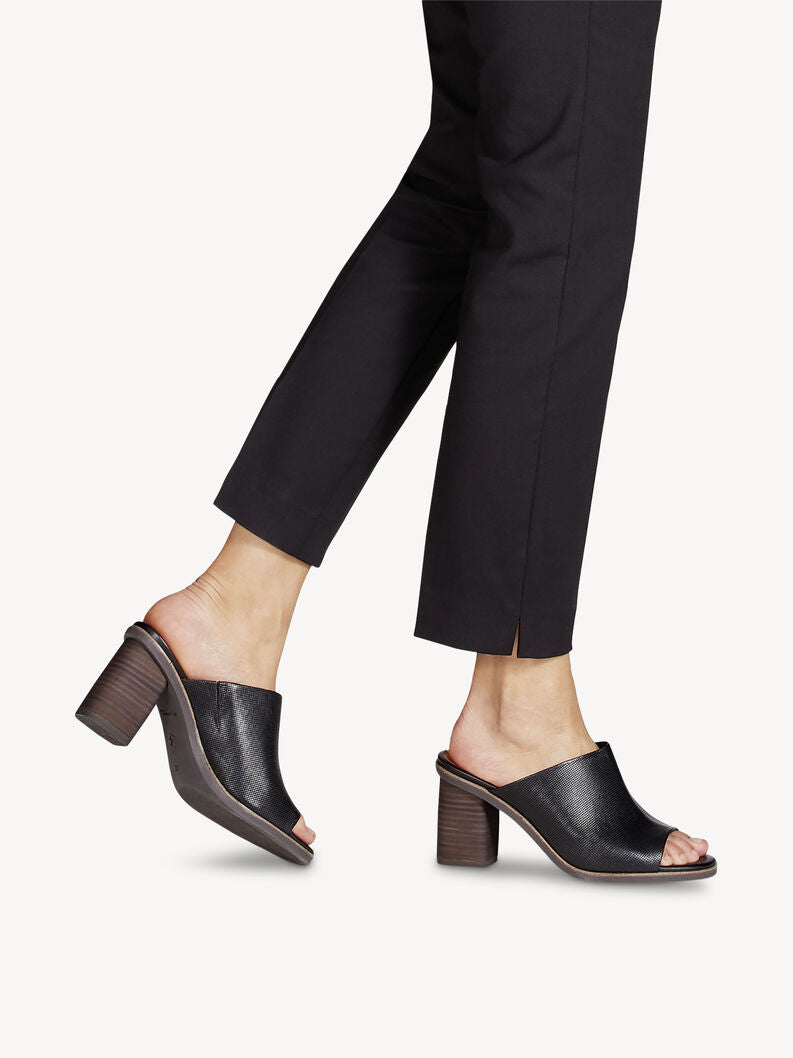 HEELED BLACK
