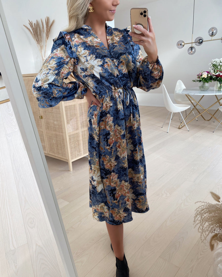 APRIL KJÓLL